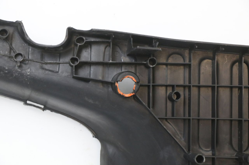 photo de TAPA REPOSAPIES YAMAHA YE ZEST 50 (1992 - 1998) - Detalles de los puntos de fijación