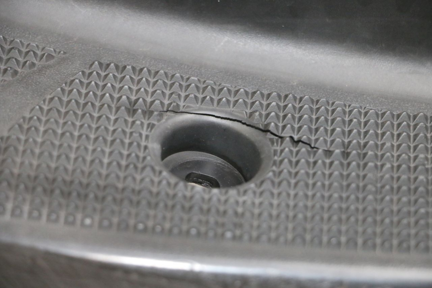 photo de TAPA REPOSAPIES YAMAHA YP MAJESTY 125 (2002 - 2006) - Otra vista del artículo