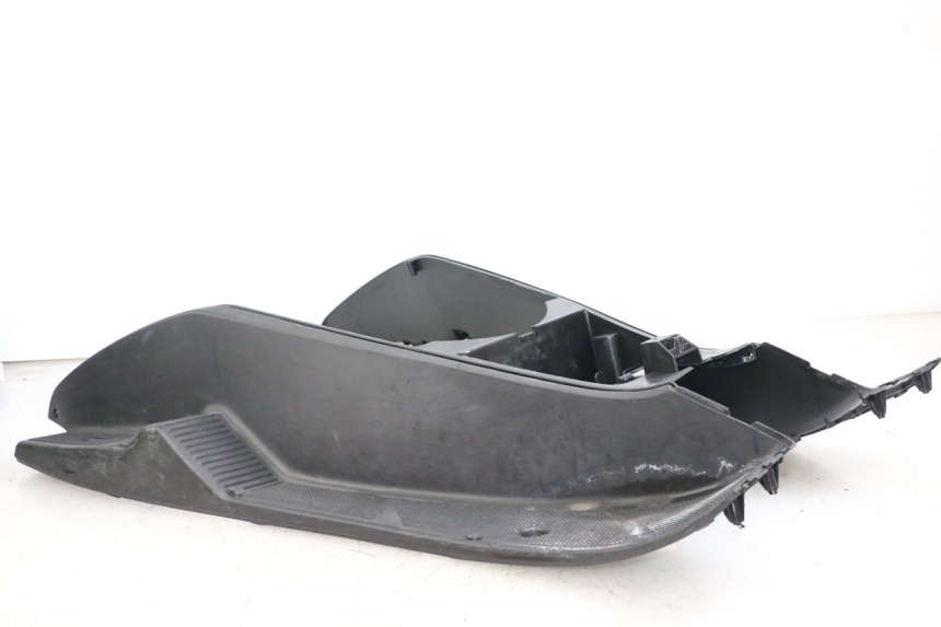 photo de TAPA REPOSAPIES YAMAHA YP MAJESTY 125 (2002 - 2006) - Primer plano de alta resolución