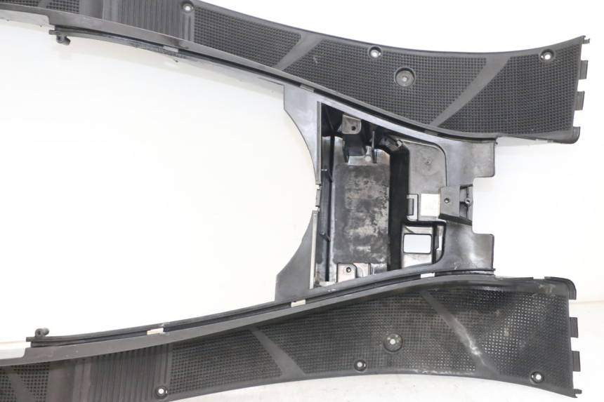 photo de TAPA REPOSAPIES YAMAHA YP MAJESTY 125 (2002 - 2006) - Foto de producto adicional