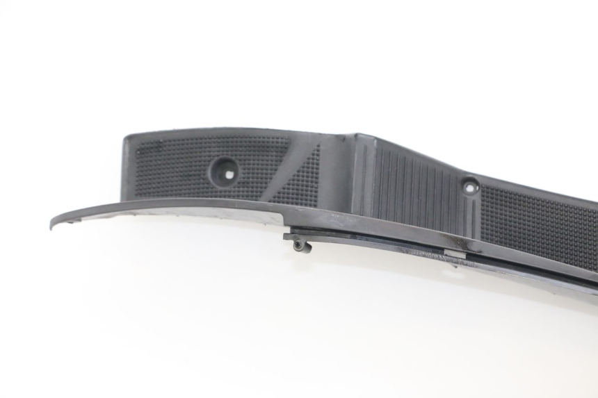 photo de TAPA REPOSAPIES YAMAHA YP MAJESTY 125 (2002 - 2006) - Enfoque en la estructura