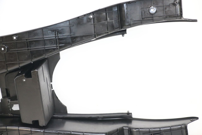 photo de TAPA REPOSAPIES YAMAHA YP MAJESTY 125 (2002 - 2006) - Primer plano técnico