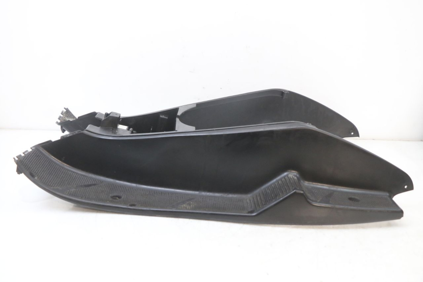 photo de TAPA REPOSAPIES YAMAHA YP MAJESTY 125 (2002 - 2006) - Primer plano técnico