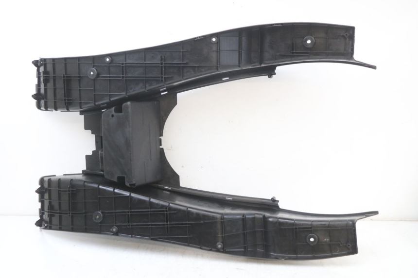 photo de TAPA REPOSAPIES YAMAHA YP MAJESTY 125 (2002 - 2006) - Detalles de los puntos de fijación