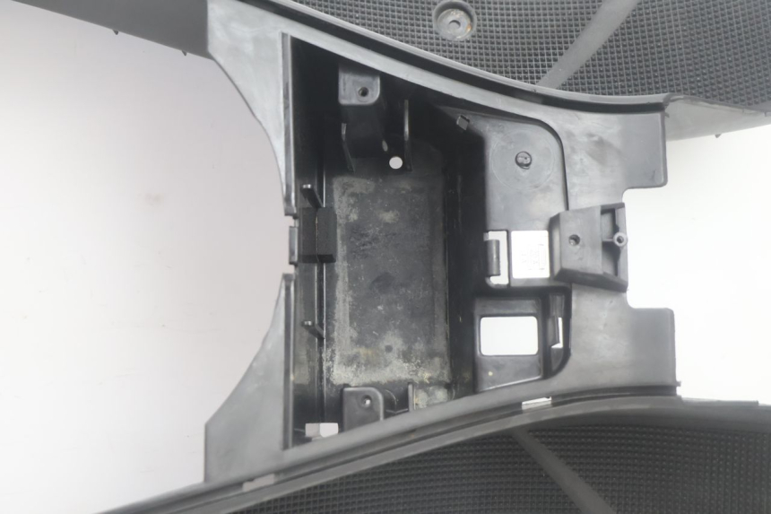 photo de TAPA REPOSAPIES YAMAHA YP MAJESTY 125 (2007 - 2010) - Detalle de la pieza