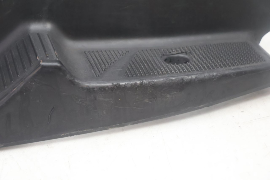 photo de TAPA REPOSAPIES YAMAHA YP MAJESTY 125 (2007 - 2010) - Primer plano técnico