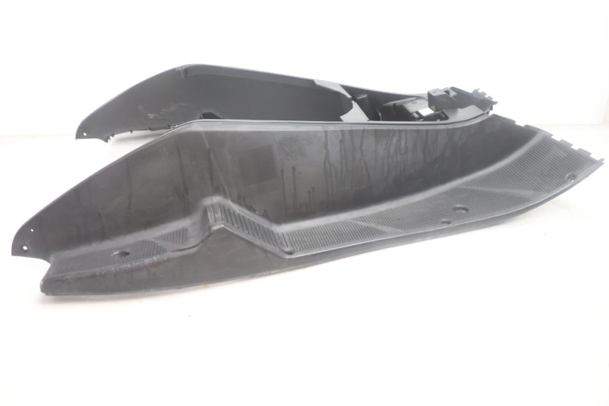 photo de TAPA REPOSAPIES YAMAHA YP MAJESTY 125 (2007 - 2010) - Detalles de los puntos de fijación