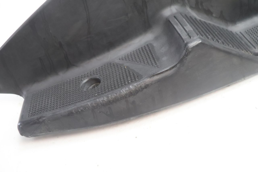 photo de TAPA REPOSAPIES YAMAHA YP MAJESTY 125 (2007 - 2010) - Estado de la superficie y material