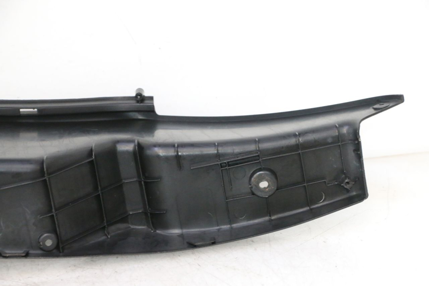 photo de TAPA REPOSAPIES YAMAHA YP MAJESTY 125 (2002 - 2006) - Zoom sobre los componentes