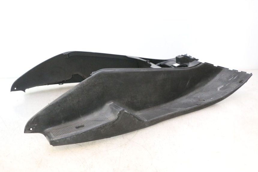 photo de TAPA REPOSAPIES YAMAHA YP MAJESTY 125 (2002 - 2006) - Primer plano técnico