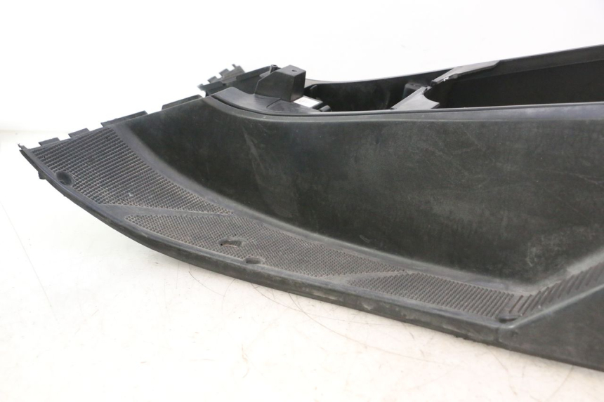 photo de TAPA REPOSAPIES YAMAHA YP MAJESTY 125 (2002 - 2006) - Estado de la superficie y material