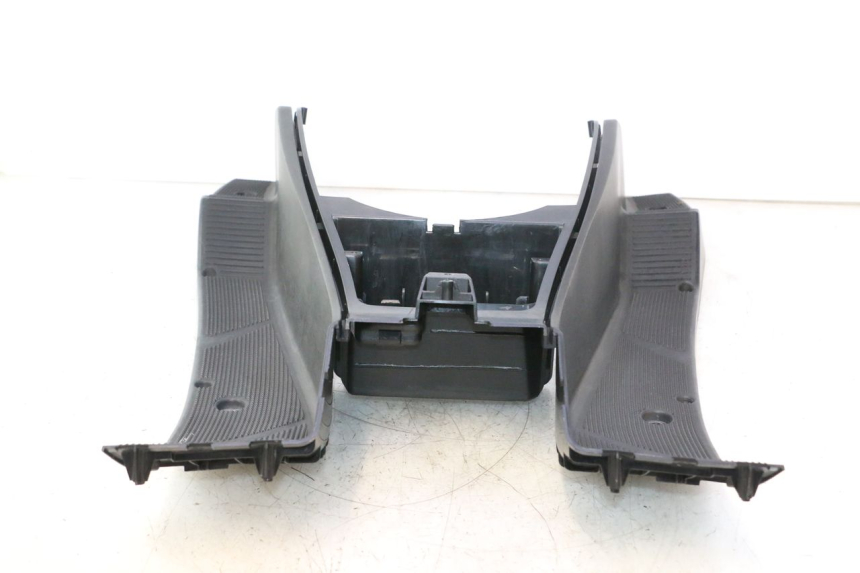 photo de TAPA REPOSAPIES YAMAHA YP MAJESTY 125 (2002 - 2006) - Zoom sobre los componentes