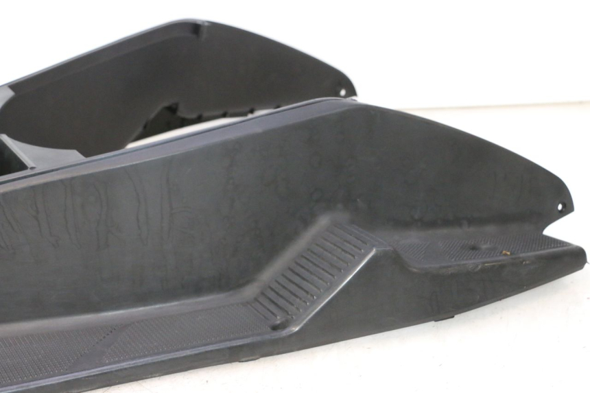 photo de TAPA REPOSAPIES YAMAHA YP MAJESTY 125 (2002 - 2006) - Primer plano de alta resolución
