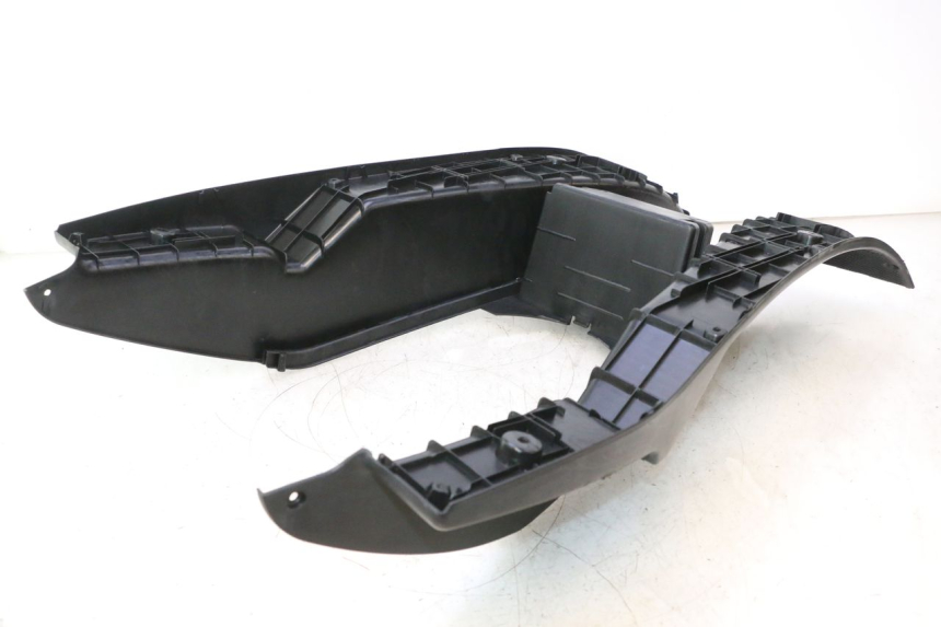 photo de TAPA REPOSAPIES YAMAHA YP MAJESTY 125 (2002 - 2006) - Enfoque en la estructura