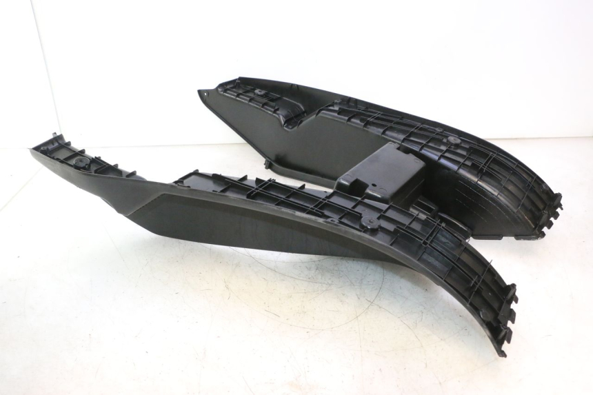 photo de TAPA REPOSAPIES YAMAHA YP MAJESTY 125 (2002 - 2006) - Ángulo de visión alternativo