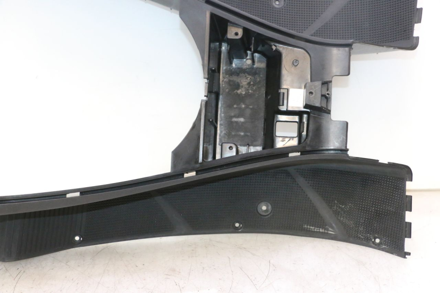 photo de TAPA REPOSAPIES YAMAHA YP MAJESTY 125 (2002 - 2006) - Primer plano técnico