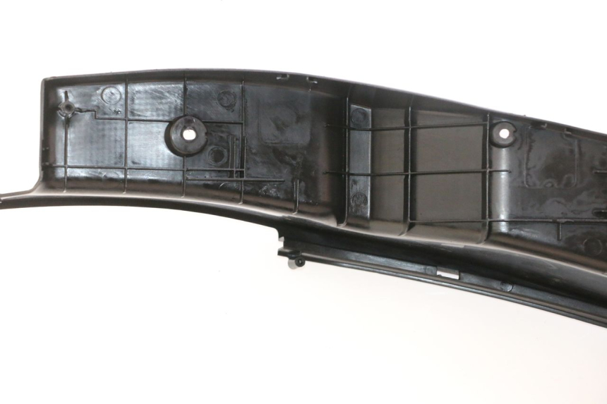 photo de TAPA REPOSAPIES YAMAHA YP MAJESTY 125 (2002 - 2006) - Detalles de los puntos de fijación