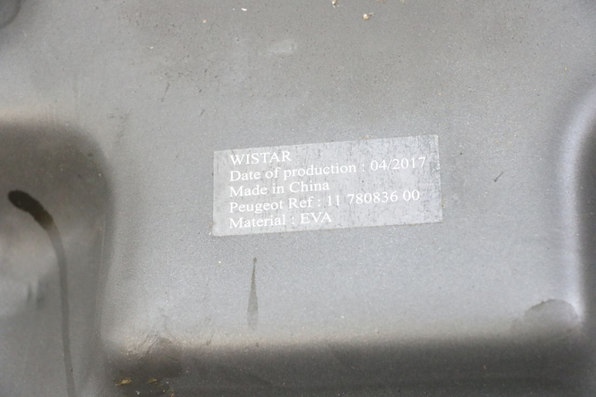 photo de COFRE ALFOMBRA PEUGEOT SATELIS 125 (2013 - 2018) - Otra perspectiva