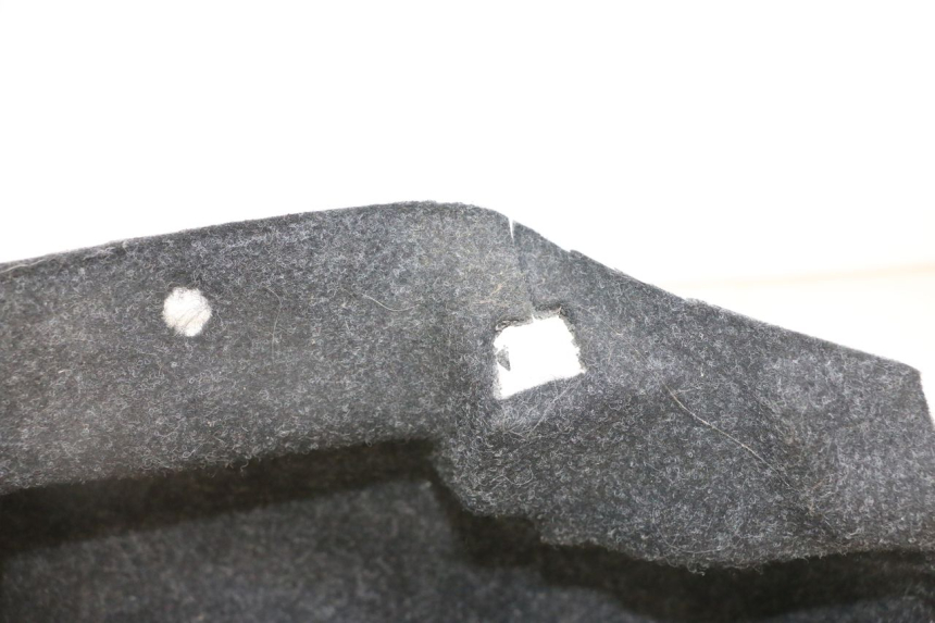 photo de COFRE ALFOMBRA PIAGGIO SUPER LX 125 (2000 - 2003) - Detalle de la pieza