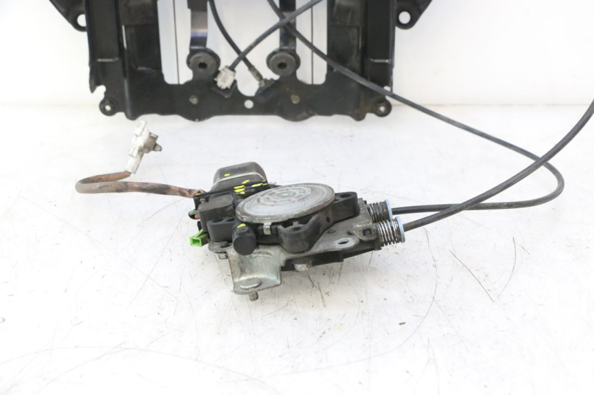 photo de BURBUJA MOTOR SUZUKI BURGMAN EXECUTIVE ABS 650 (2006 - 2012) - Primer plano técnico