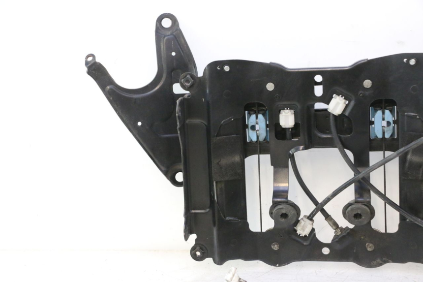 photo de BURBUJA MOTOR SUZUKI BURGMAN EXECUTIVE ABS 650 (2006 - 2012) - Detalles de los puntos de fijación