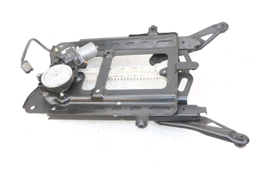 photo de BURBUJA MOTOR HONDA FORZA 125 (2021 - 2025) - Detalles de los puntos de fijación