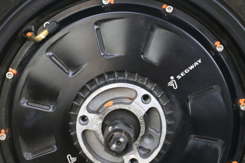 photo de MOTOR SEGWAY NINEBOT E125S 1 (2022 - 2026) - Estado de la superficie y material