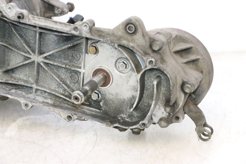 photo de MOTOR PEUGEOT KISBEE 4T 50 (2018 - 2022) - Enfoque en la estructura