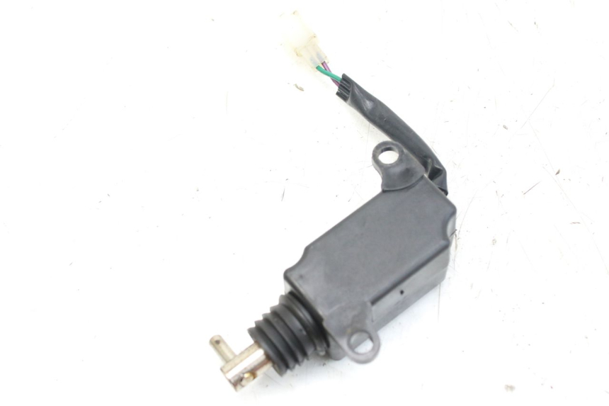 photo de MOTOR APERTURA BAÚL SYM FIDDLE 3 III 125 (2014 - 2020) - Detalle de la pieza