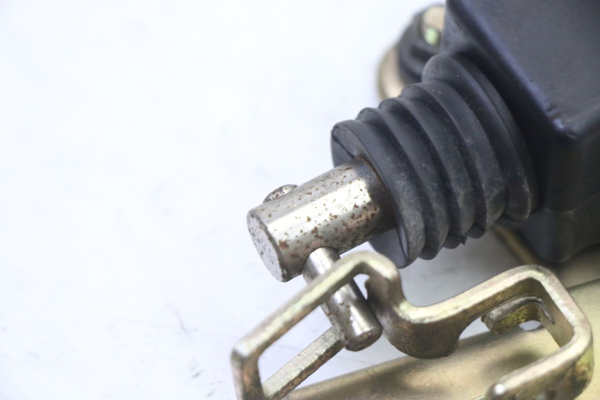 photo de MOTOR APERTURA BAÚL SYM FIDDLE 3 III 125 (2014 - 2020) - Detalle de la pieza