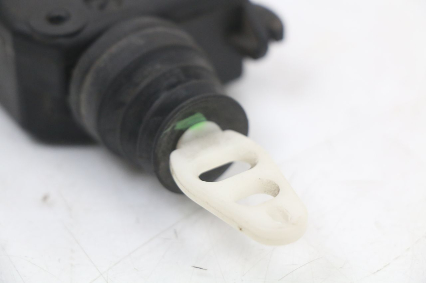 photo de CIERRE ASIENTO MOTOR PEUGEOT GEOPOLIS RS 125 (2007 - 2009) - Zoom estado de uso