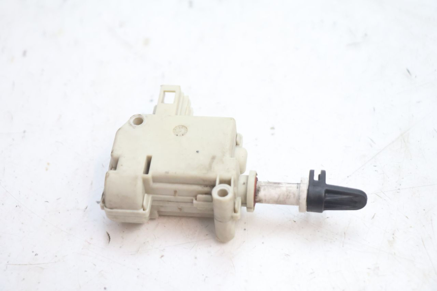 photo de MOTOR APERTURA BAÚL GILERA GP 800 (2007 - 2013) - Primer plano técnico