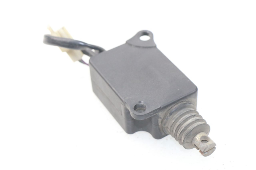 photo de CIERRE ASIENTO MOTOR SYM GTS EVO 125 (2009 - 2013) - Detalle de la pieza