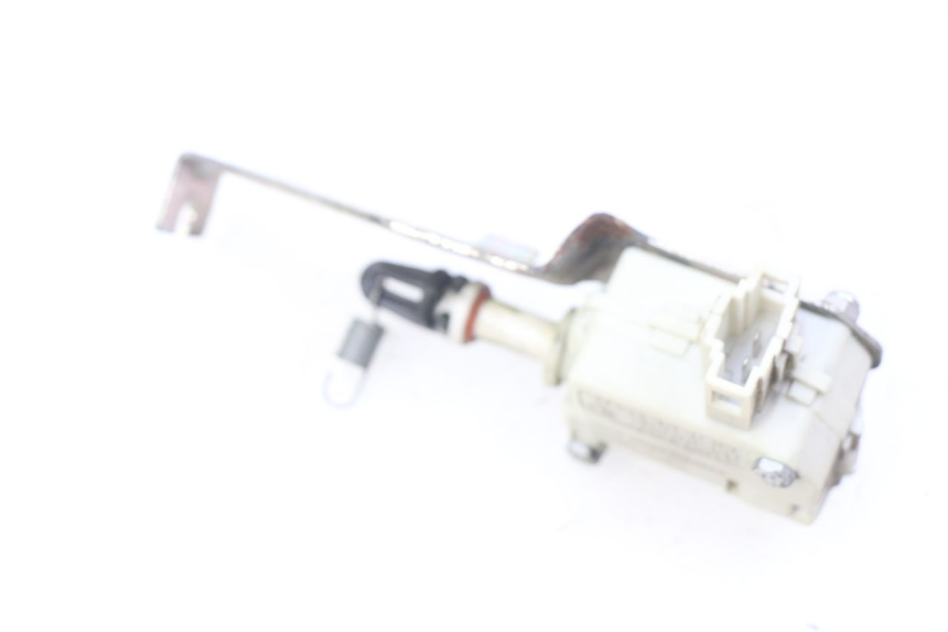 photo de MOTOR APERTURA BAÚL PIAGGIO LIBERTY IGET 4T 50 (2015 - 2020) - Otra perspectiva