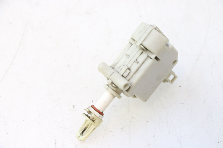 photo de MOTOR APERTURA BAÚL PIAGGIO LIBERTY IGET 4T 50 (2015 - 2020) - Primer plano técnico