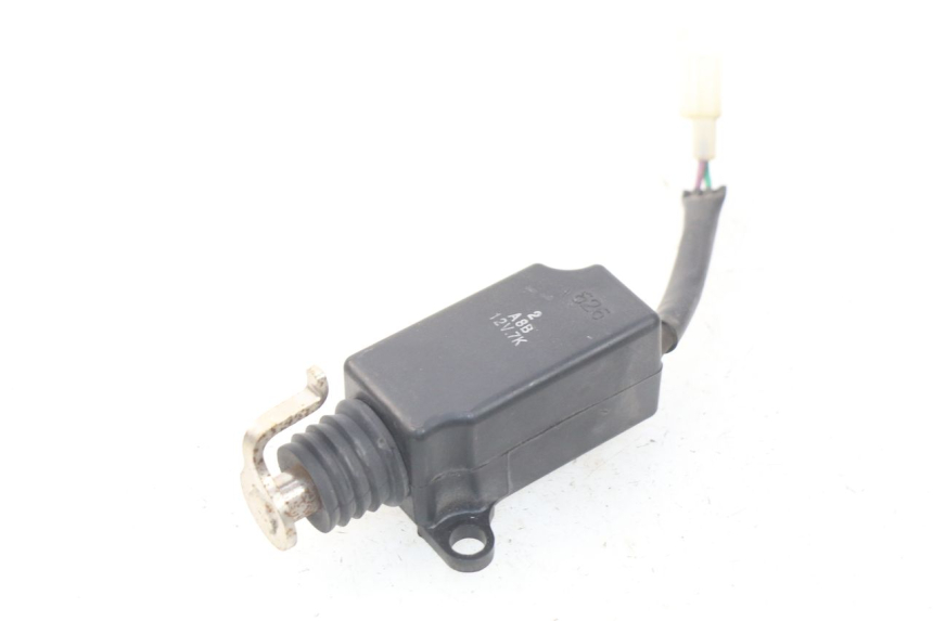 photo de CIERRE ASIENTO MOTOR SYM MIO 100 (2006 - 2017) - Detalle de la pieza