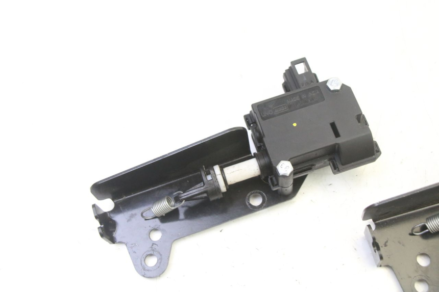 photo de CIERRE ASIENTO MOTOR PIAGGIO MP3 HPE 310 (2024 - 2025) - Detalle de la pieza