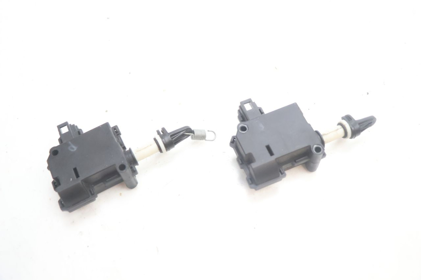 photo de CIERRE ASIENTO MOTOR PIAGGIO MP3 HPE 530 (2022 - 2026) - Primer plano técnico