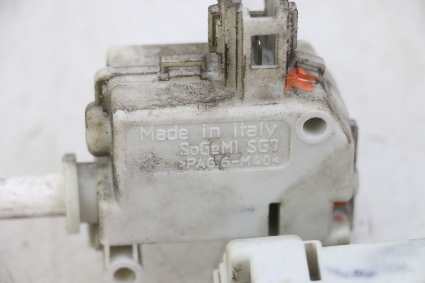 photo de MOTOR APERTURA BAÚL PIAGGIO MP3 LT 300 (2010 - 2016) - Detalle de la pieza