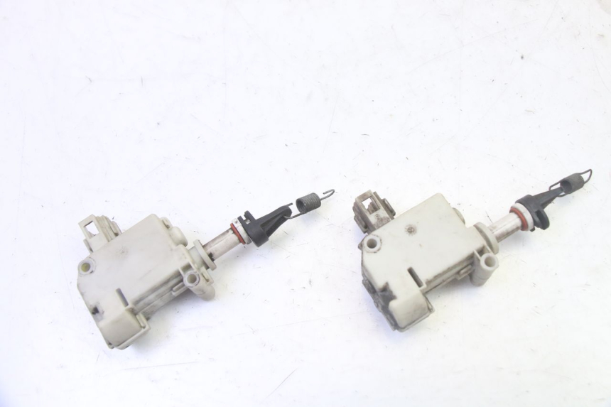 photo de MOTOR APERTURA BAÚL PIAGGIO MP3 LT 300 (2010 - 2016) - Otra perspectiva