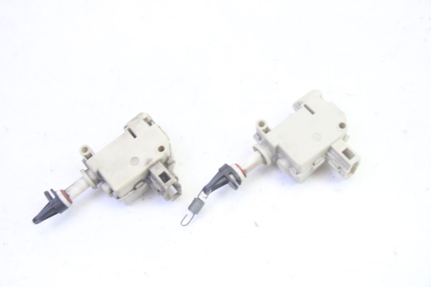 photo de MOTOR APERTURA BAÚL PIAGGIO MP3 LT 400 (2007 - 2012) - Otra perspectiva