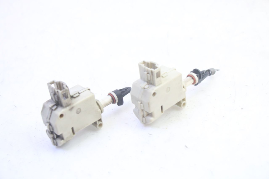 photo de MOTOR APERTURA BAÚL PIAGGIO MP3 LT 400 (2007 - 2012) - Primer plano técnico