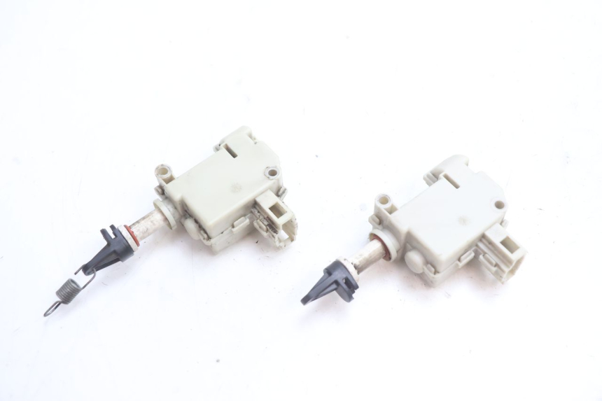photo de MOTOR APERTURA BAÚL PIAGGIO MP3 LT 300 (2010 - 2016) - Primer plano técnico