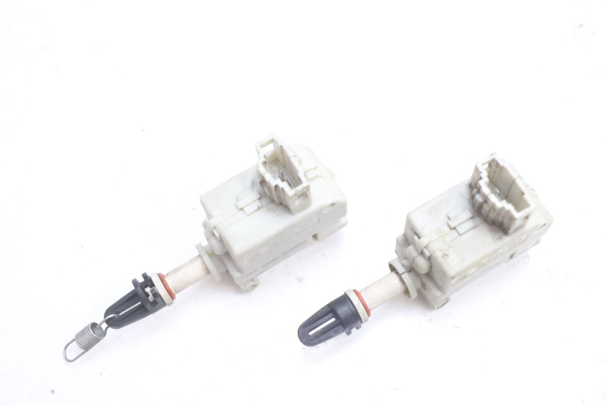 photo de MOTOR APERTURA BAÚL PIAGGIO MP3 LT 400 (2007 - 2012) - Detalle de la pieza