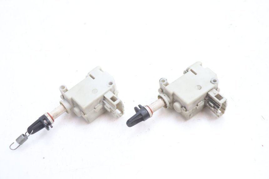 photo de MOTOR APERTURA BAÚL PIAGGIO MP3 LT 400 (2007 - 2012) - Otra perspectiva