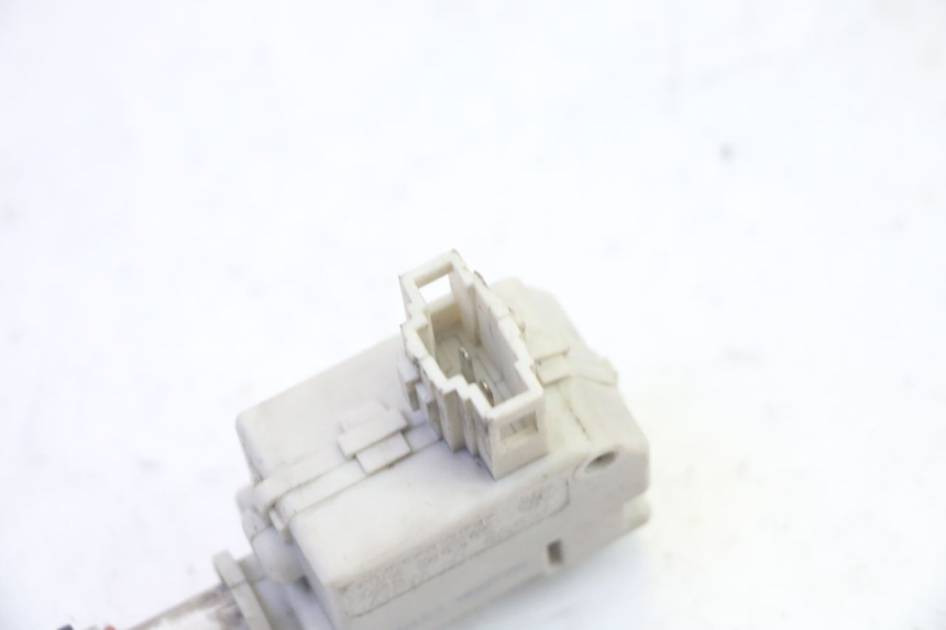 photo de CIERRE ASIENTO MOTOR PIAGGIO MP3 RL 250 (2006 - 2010) - Zoom estado de uso