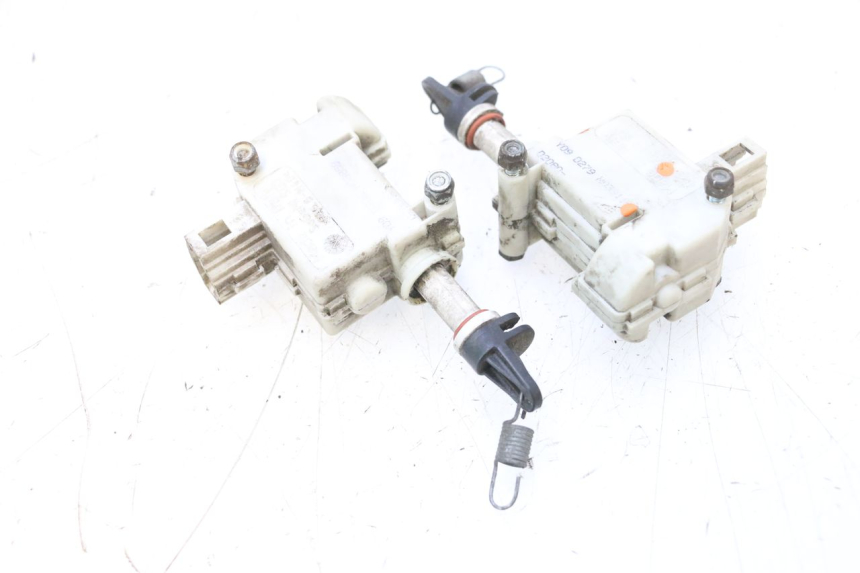 photo de CIERRE ASIENTO MOTOR PIAGGIO MP3 RL 250 (2006 - 2010) - Primer plano técnico