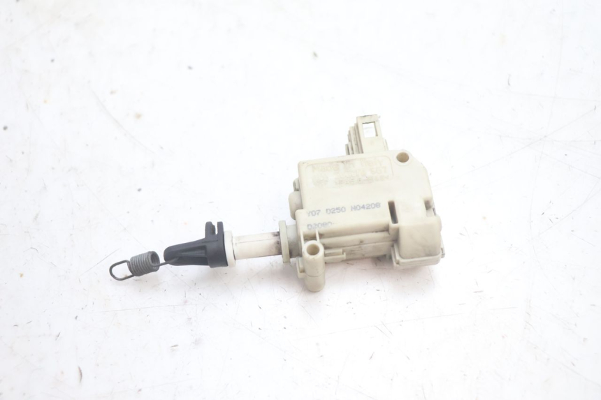 photo de MOTOR APERTURA BAÚL PIAGGIO MP3 125 (2006 - 2014) - Detalle de la pieza