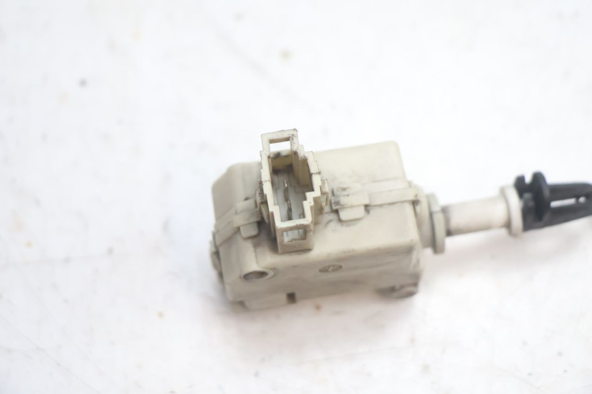 photo de MOTOR APERTURA BAÚL PIAGGIO MP3 125 (2006 - 2014) - Primer plano técnico