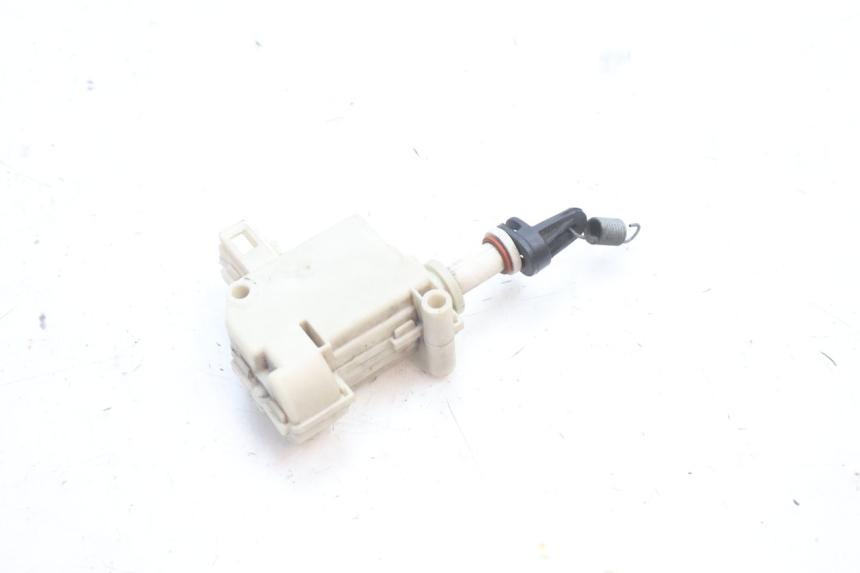 photo de CIERRE ASIENTO MOTOR PIAGGIO MP3 500 (2016 - 2018) - Primer plano técnico